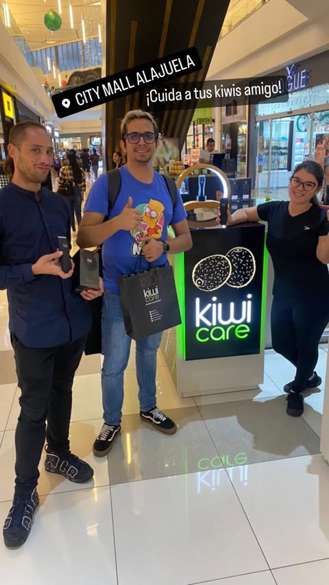 Foto real de Carlos M. con Kiwi Care